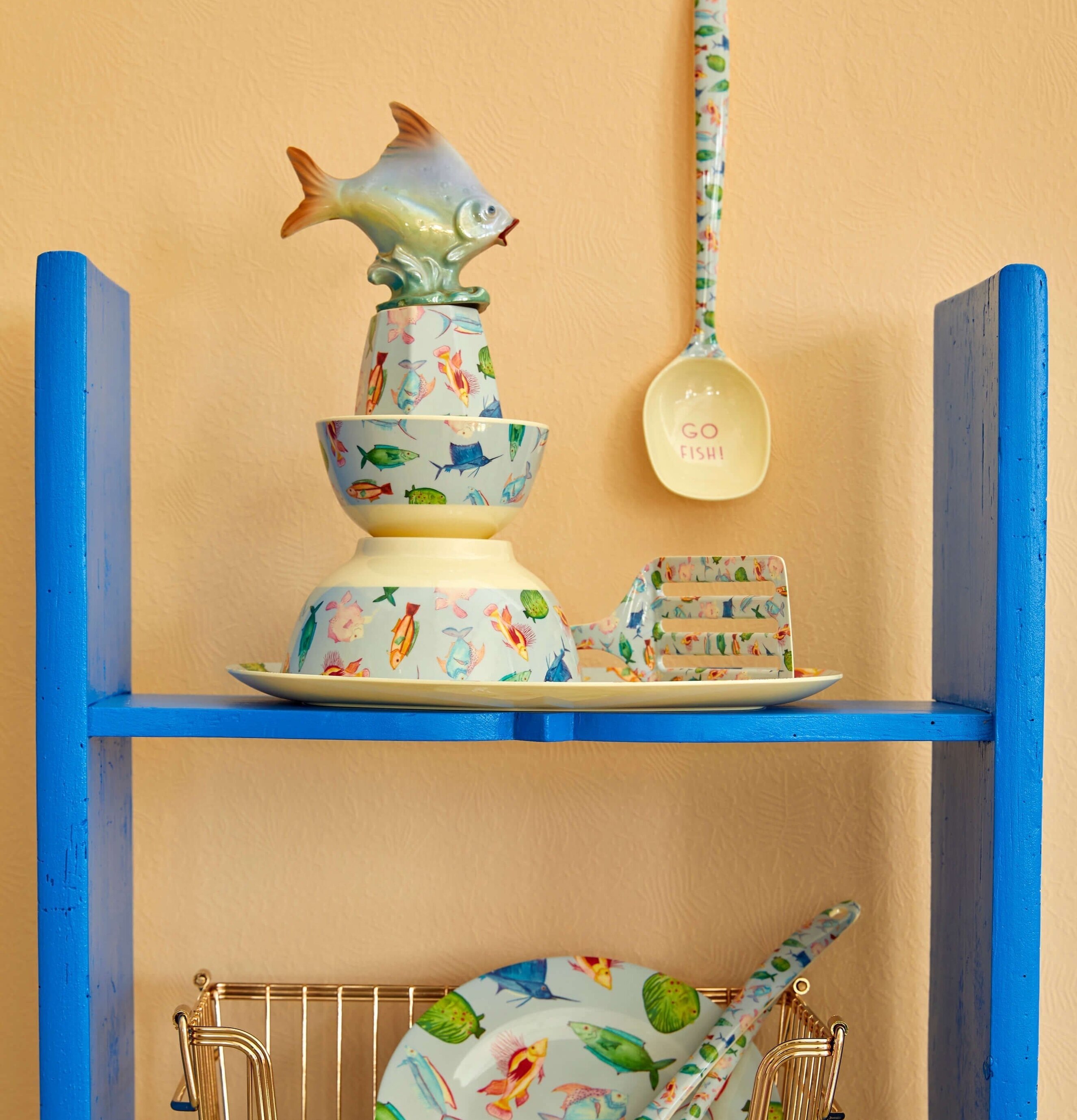 Skål Fish Print från Rice på blå hylla med fiskmönster