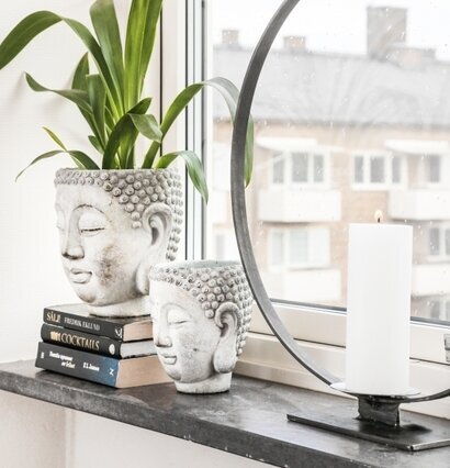 Kruka Buddha Small från Miljögården på fönsterbräda