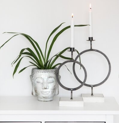 Kruka Buddha Small från Miljögården på vit byrå med växt