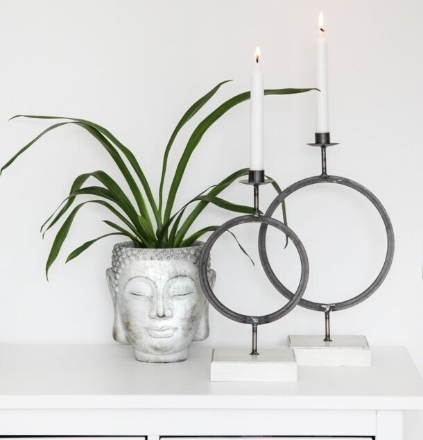 Kruka Buddha Small från Miljögården på vit byrå med växt