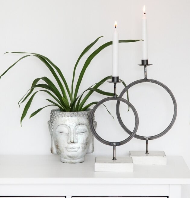 Kruka Buddha Small från Miljögården på vit byrå med växt