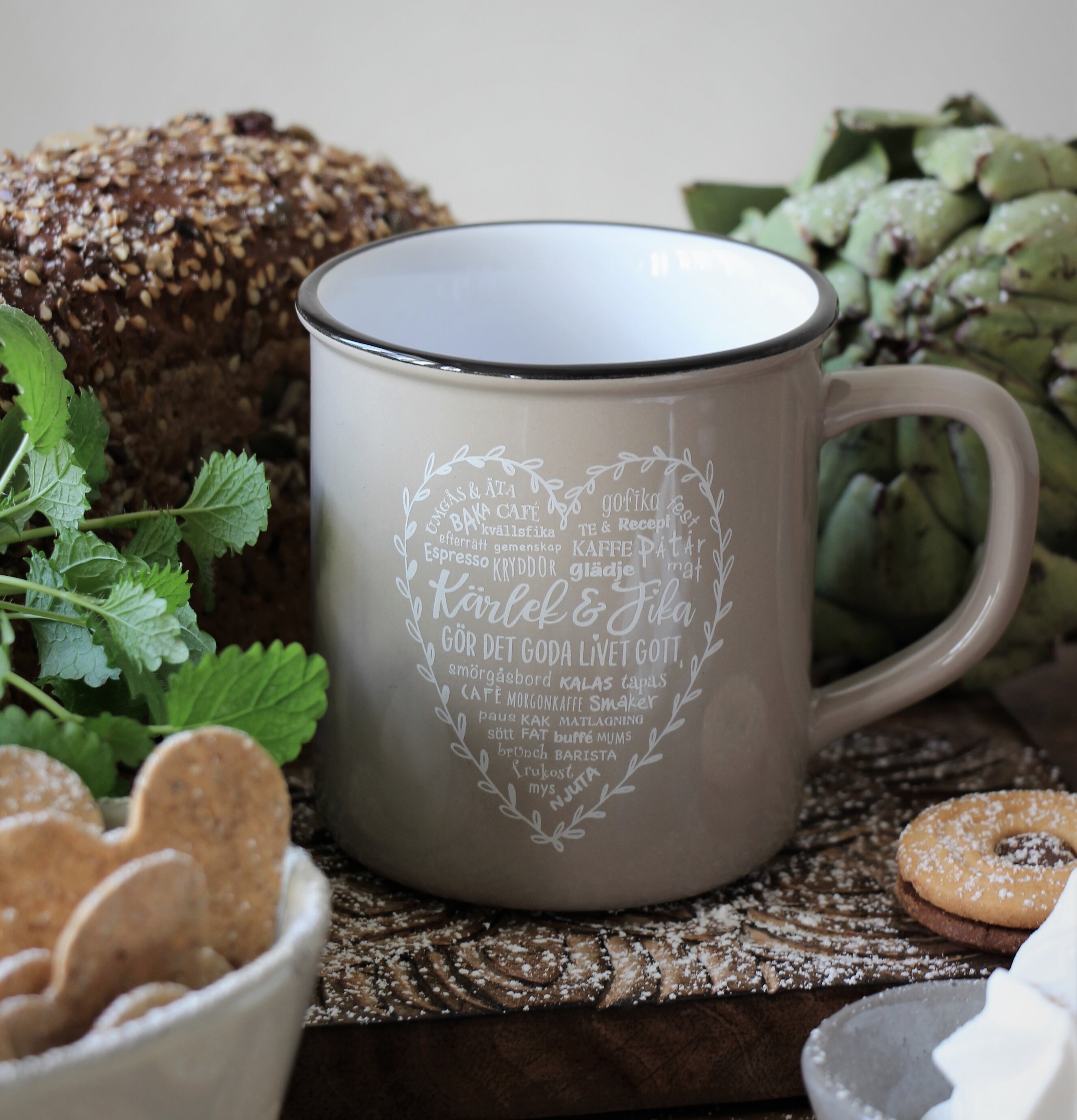 Mugg Kärlek & Fika Hjärta från Majas Cottage vid fika bord