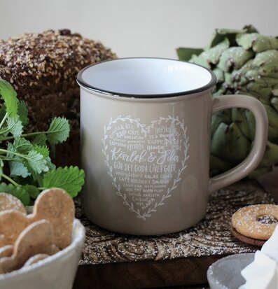 Mugg Kärlek & Fika Hjärta från Majas Cottage vid fika bord