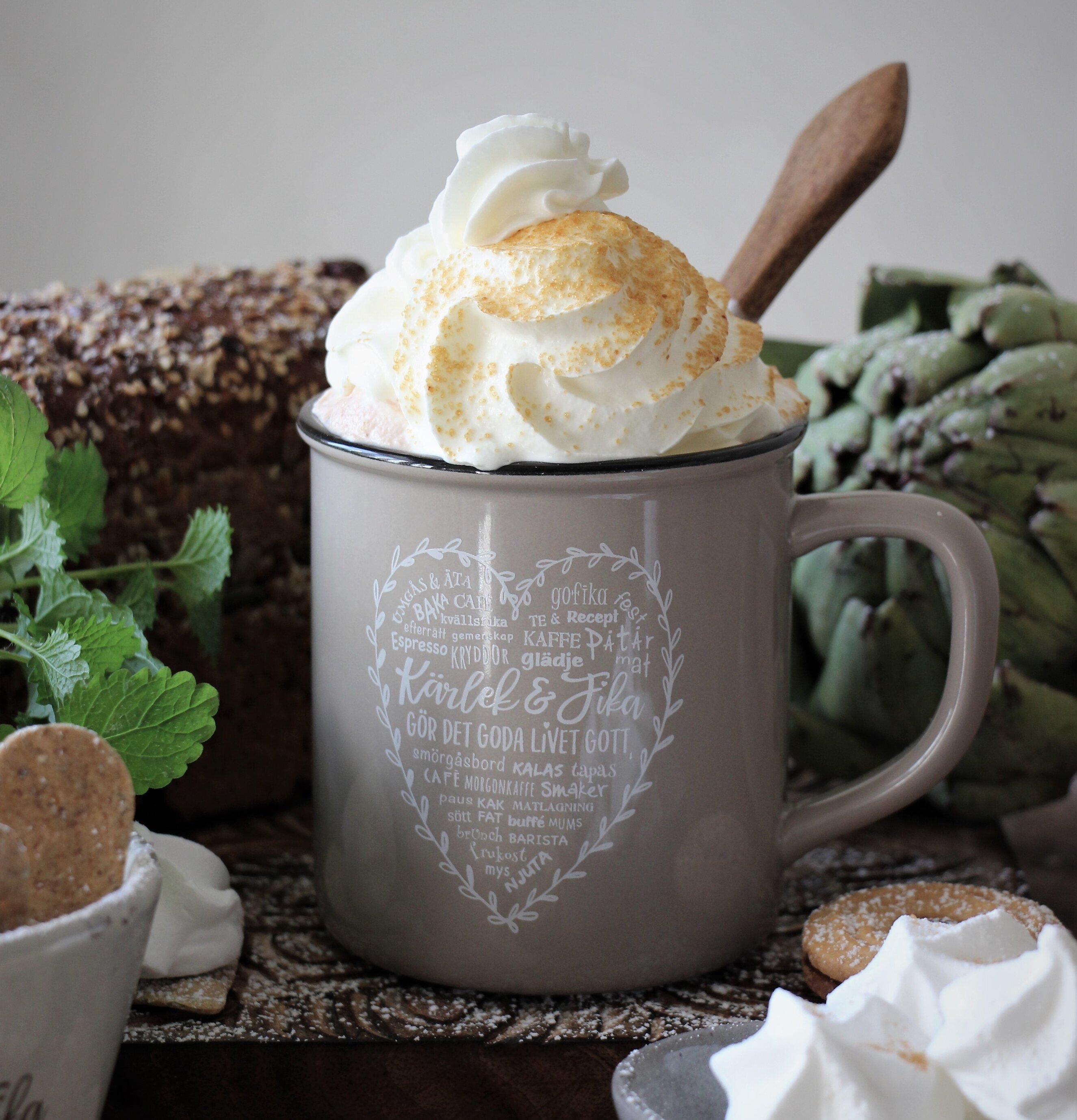 Mugg Kärlek & Fika Hjärta från Majas Cottage med vispgrädde