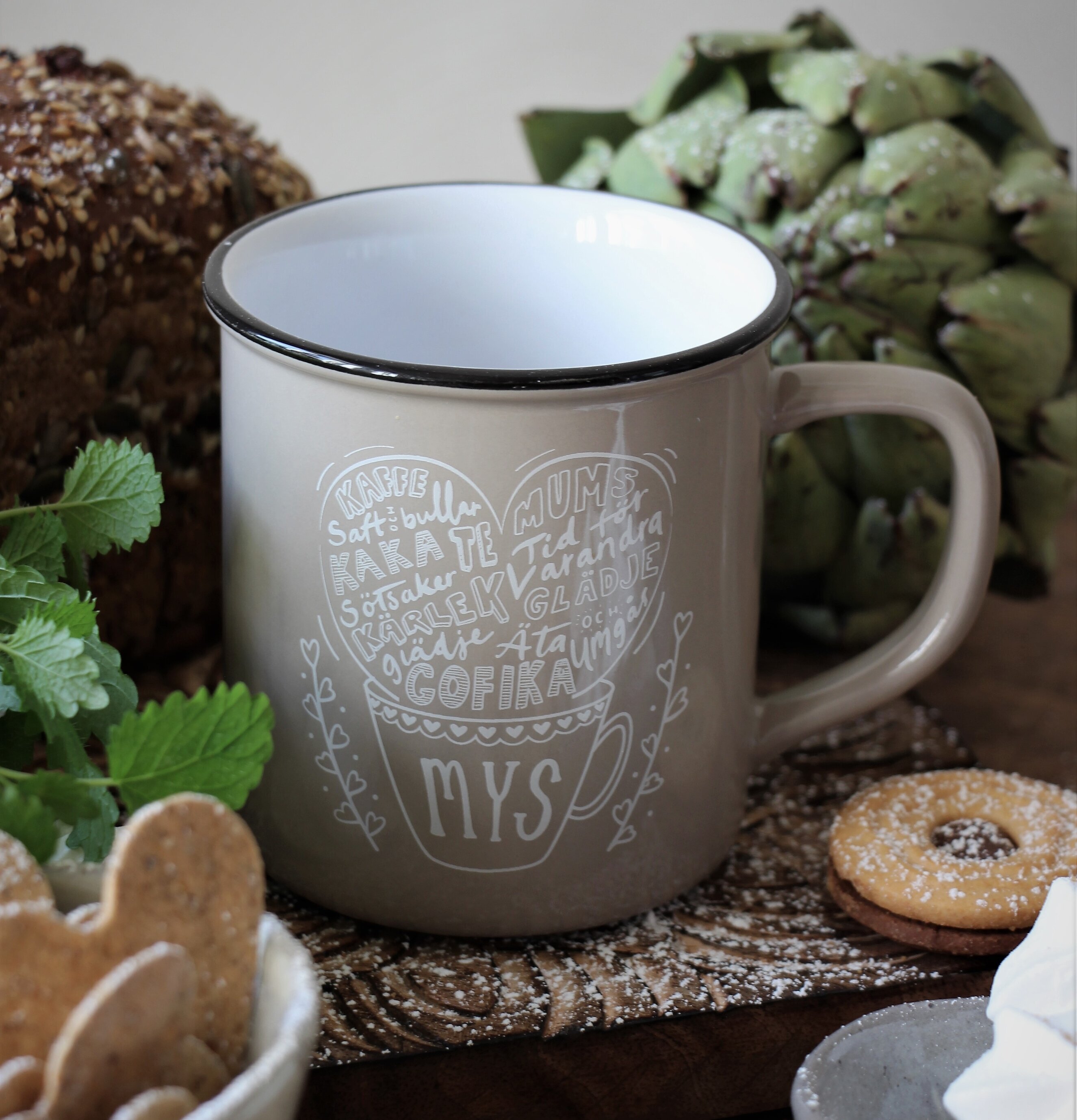 Mugg Kärlek & Fika Mys från Majas Cottage på trären yta