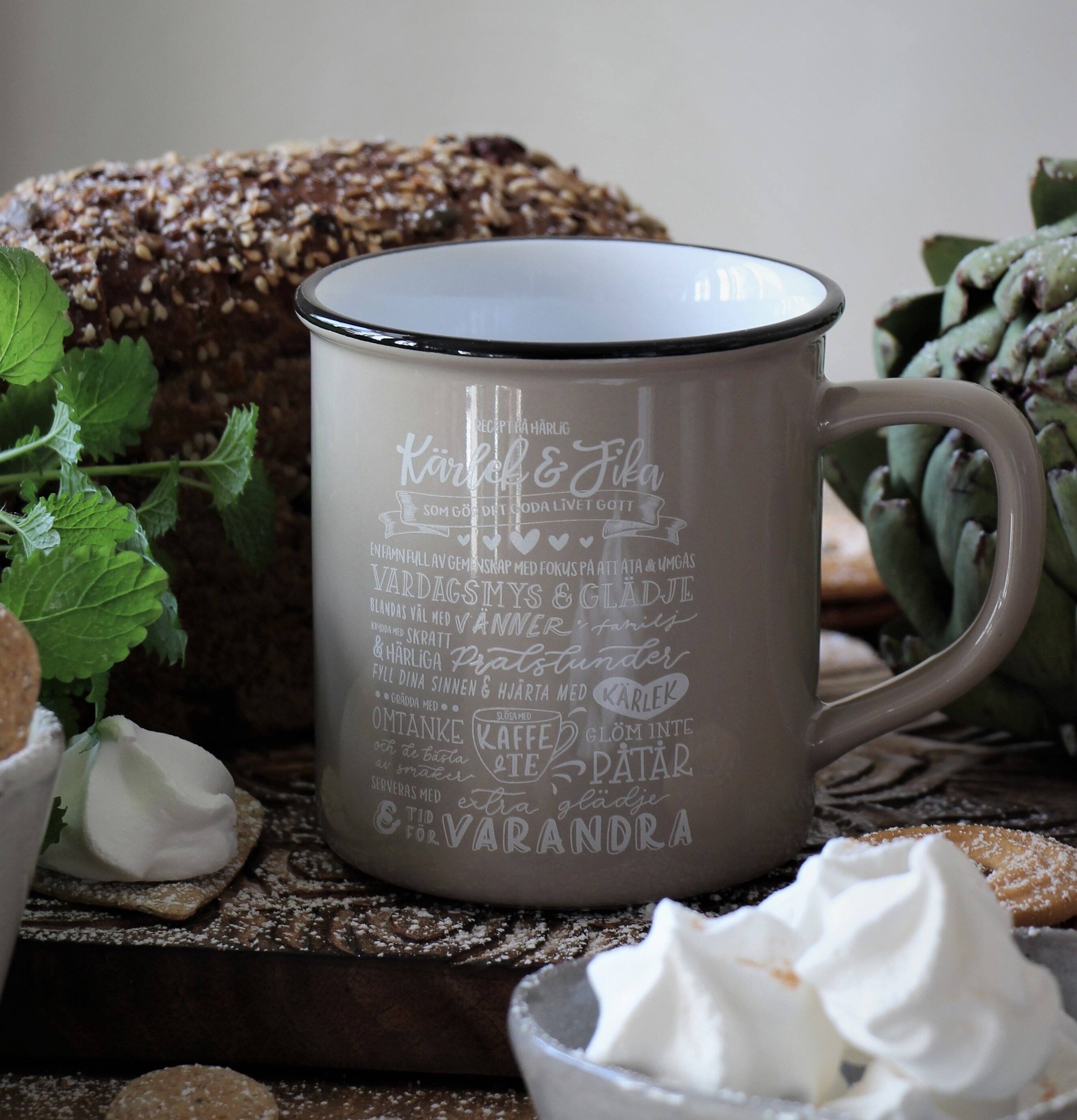 Mugg Kärlek & Fika Recept från Majas Cottage på rustikt bord