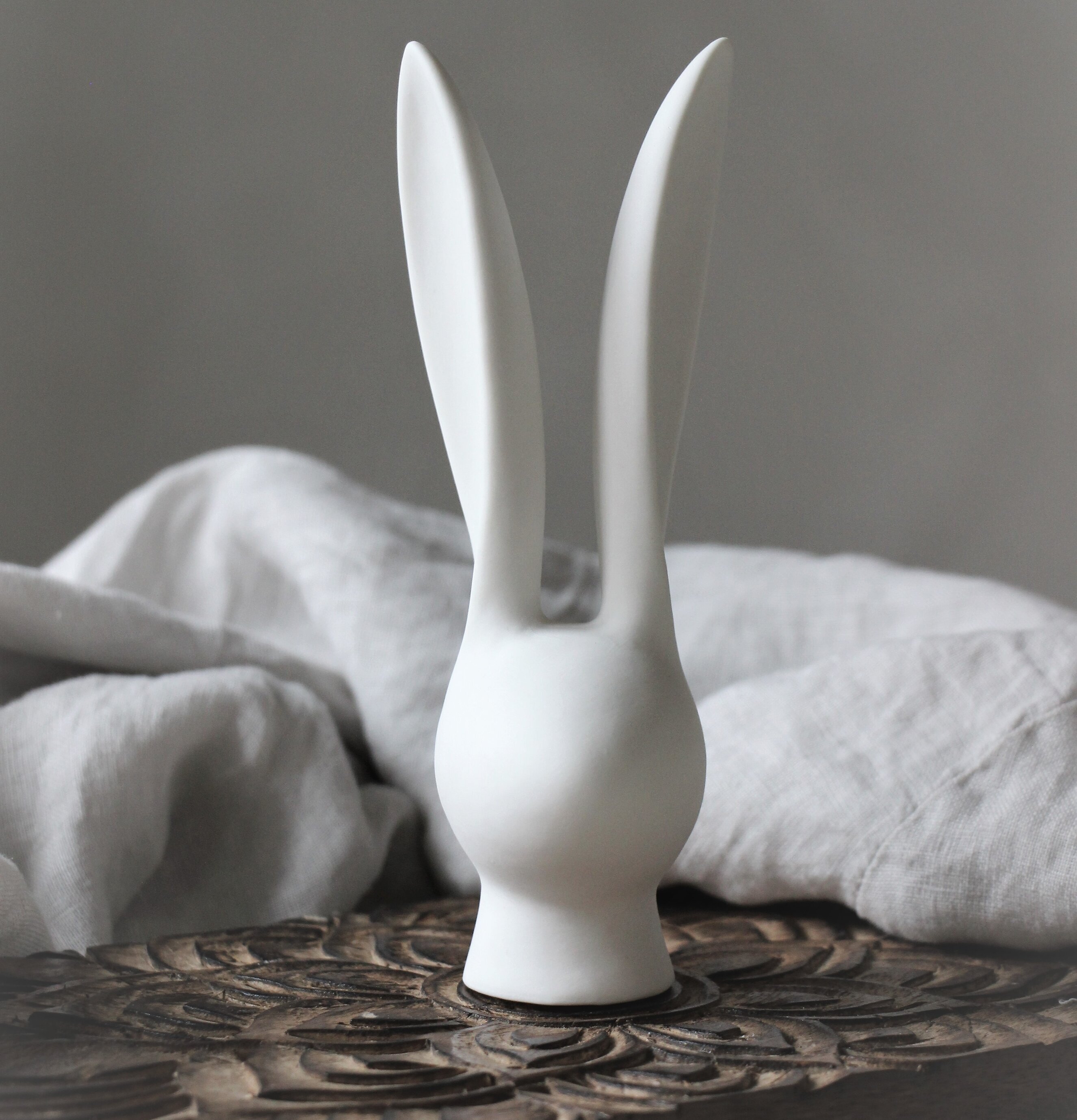 Dekor Bunny Hög från Majas Cottage på mönstrad träskiva