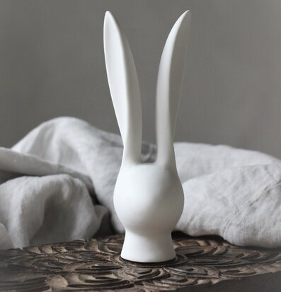 Dekor Bunny Hög från Majas Cottage på mönstrad träskiva