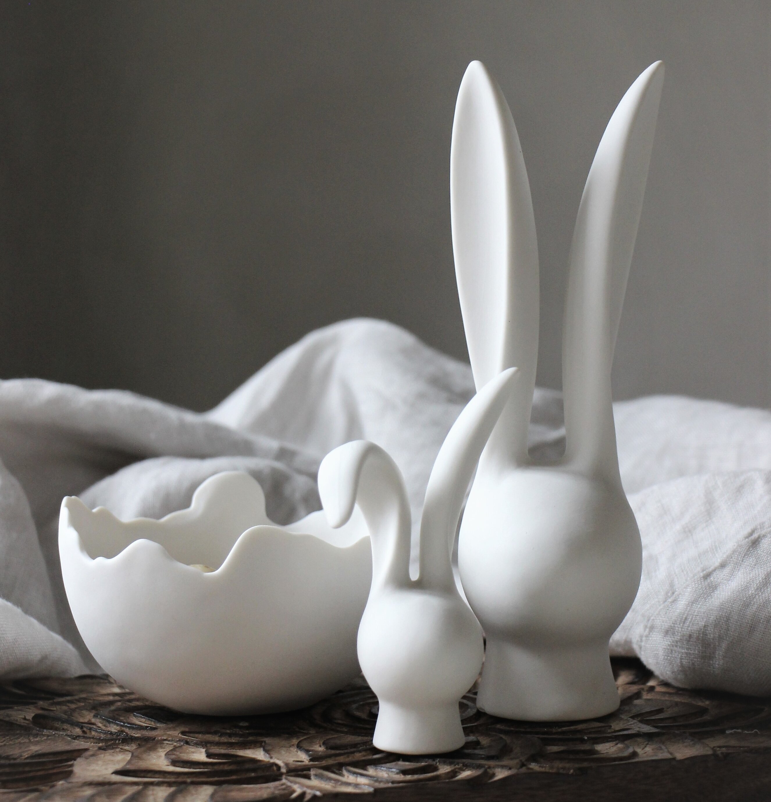 Dekor Bunny Liten från Majas Cottage på träskiva med tygduk