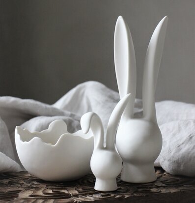 Dekor Bunny Liten från Majas Cottage på träskiva med tygduk