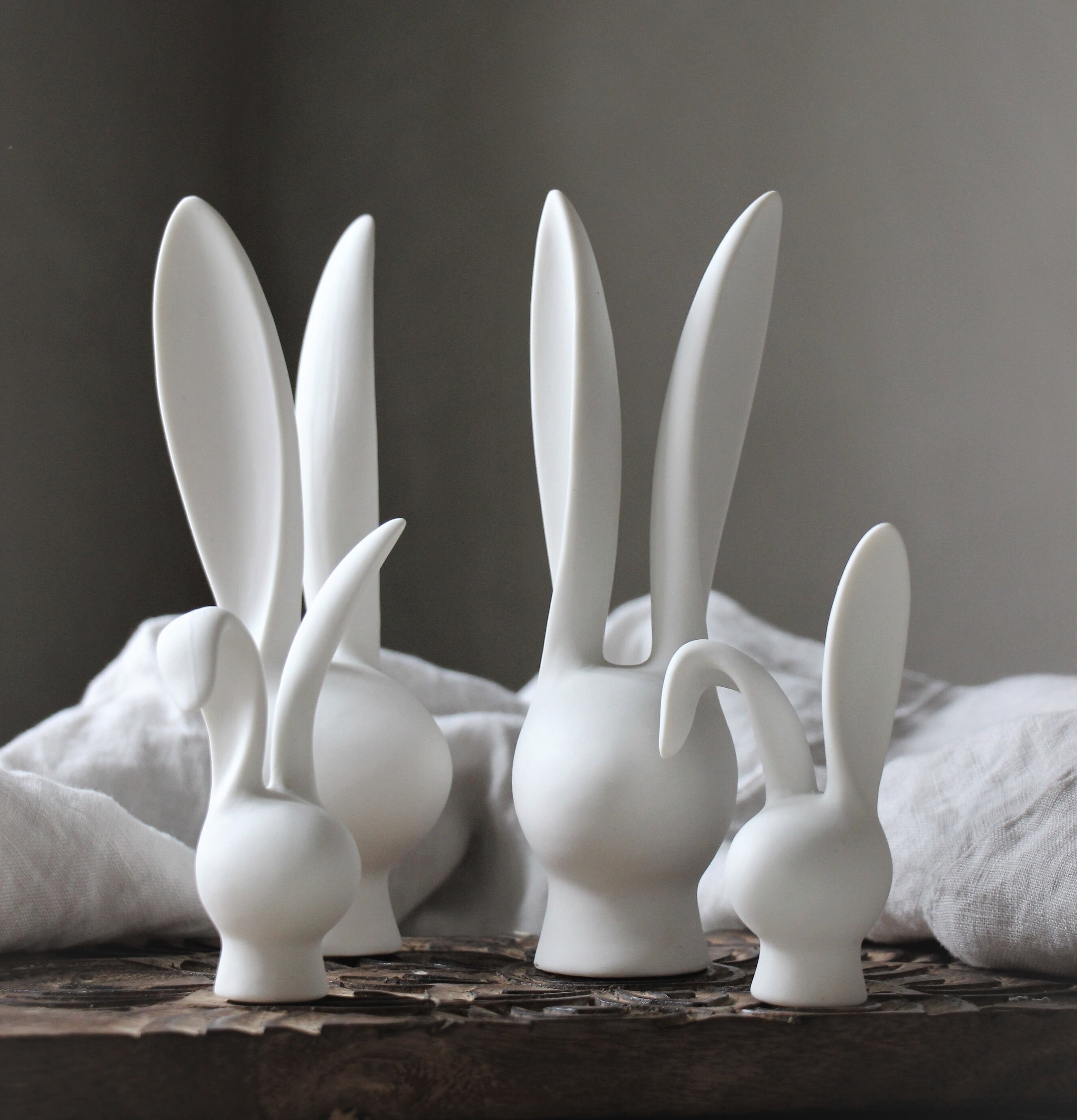 Dekor Bunny Hög från Majas Cottage på rustik träbricka