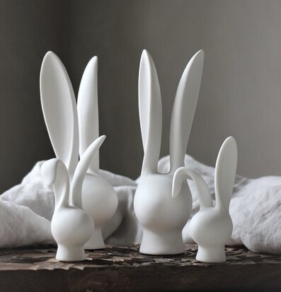 Dekor Bunny Hög från Majas Cottage på rustik träbricka