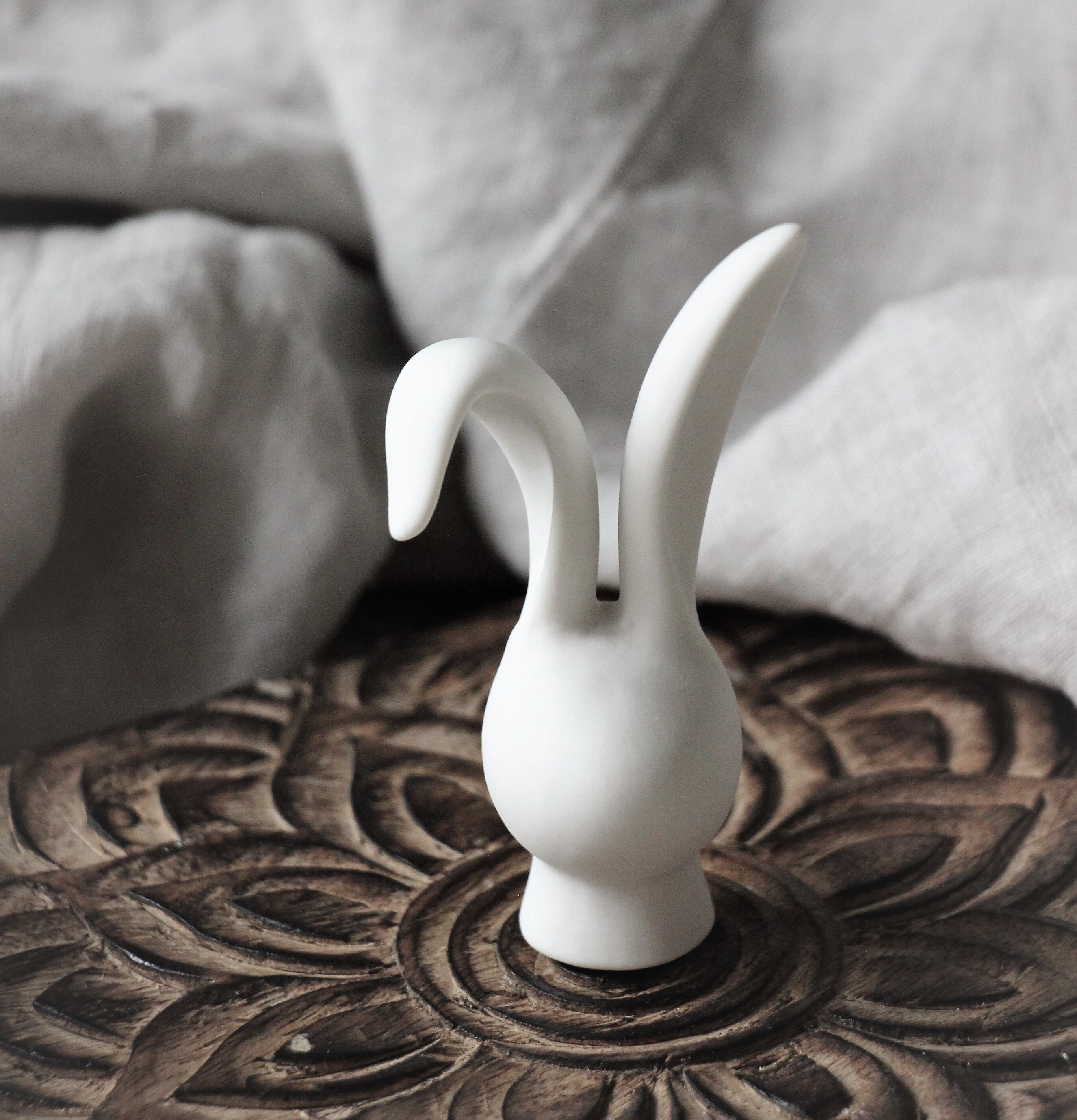 Dekor Bunny Liten från Majas Cottage på snidat träunderlag