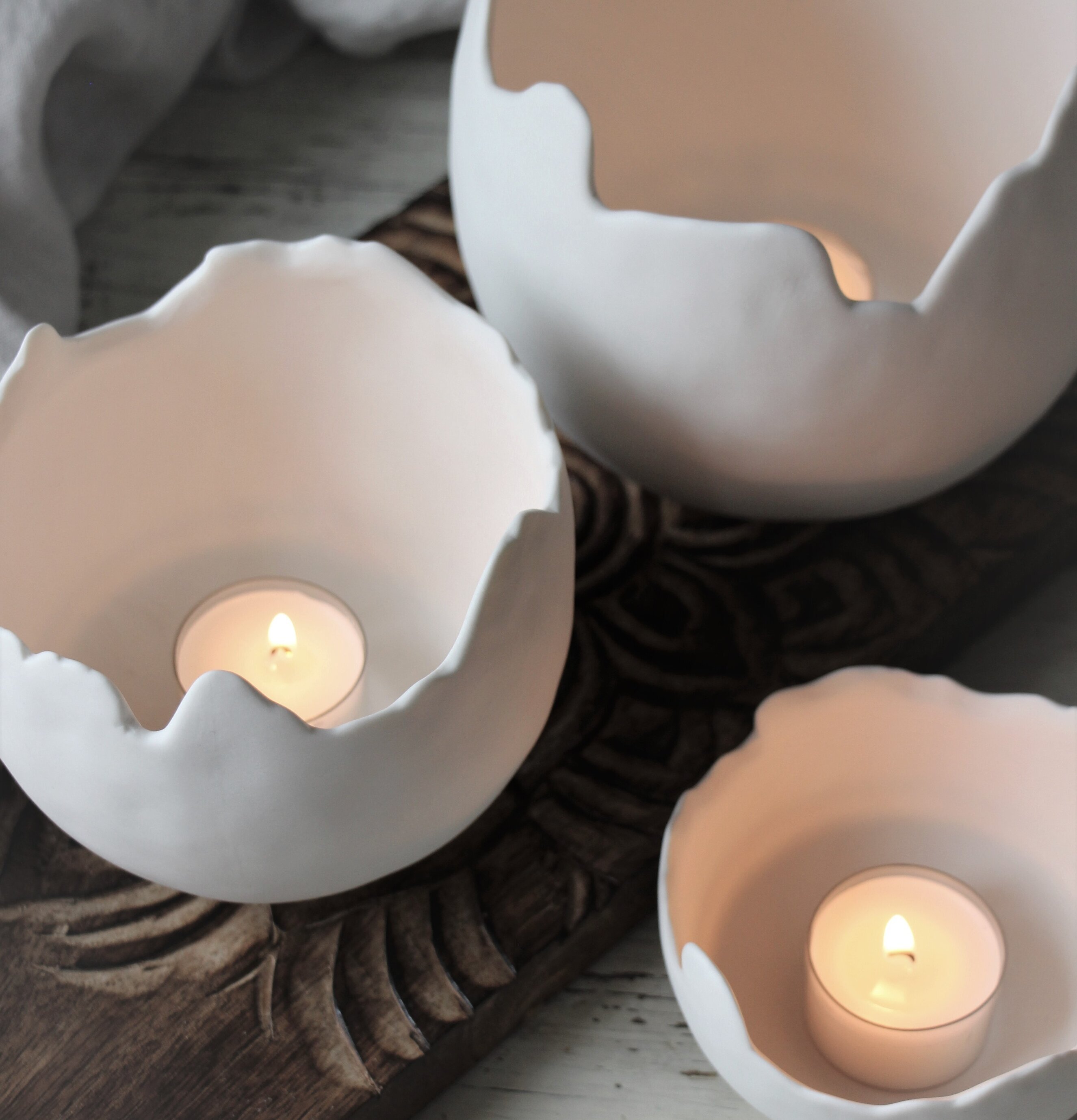 Skål Äggskal Mellan från Majas Cottage på trädbräde med ljus