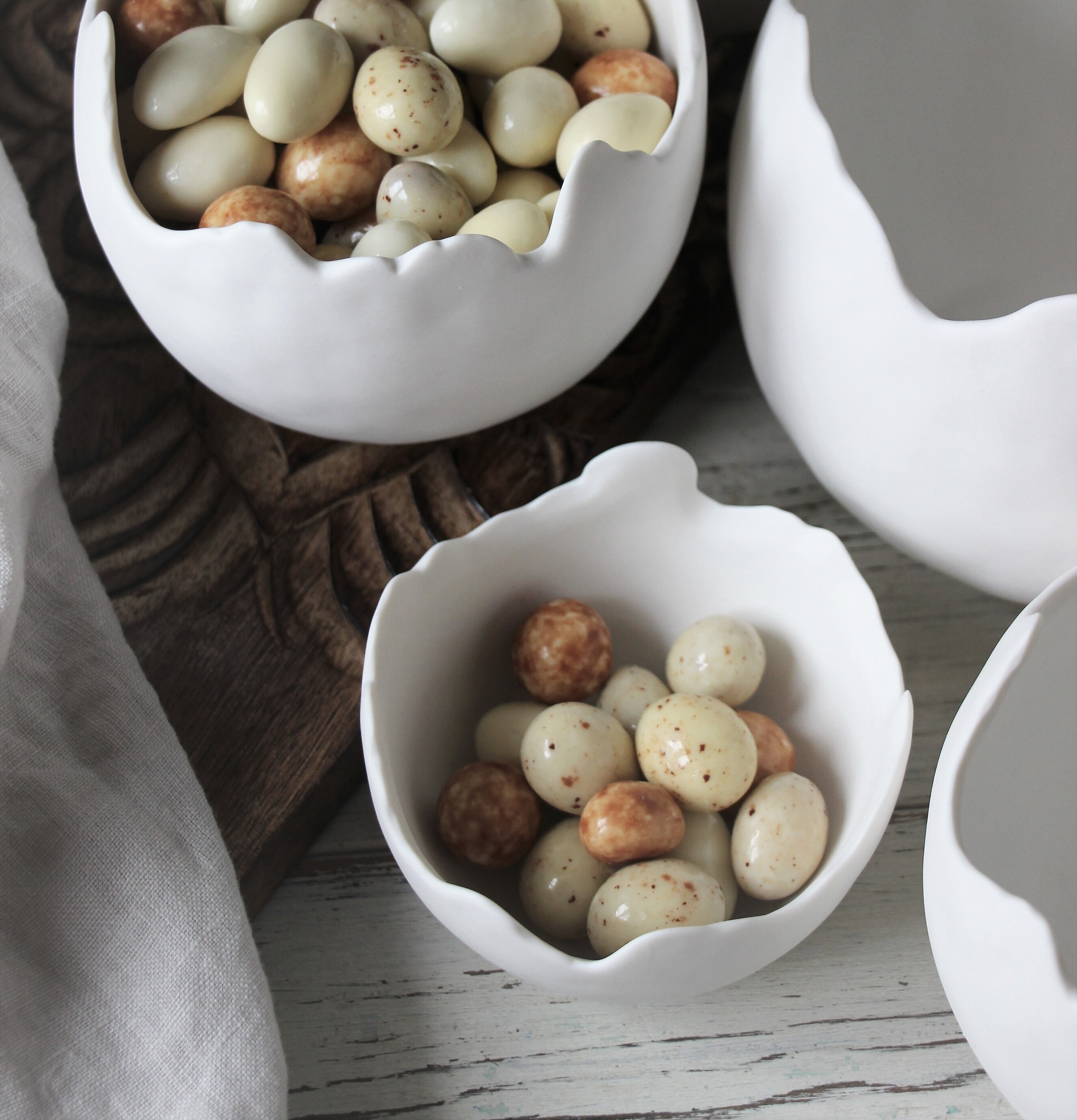 Skål Äggskal Mellan från Majas Cottage på träplatta