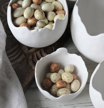 Skål Äggskal Liten från Majas Cottage på rustik träskiva