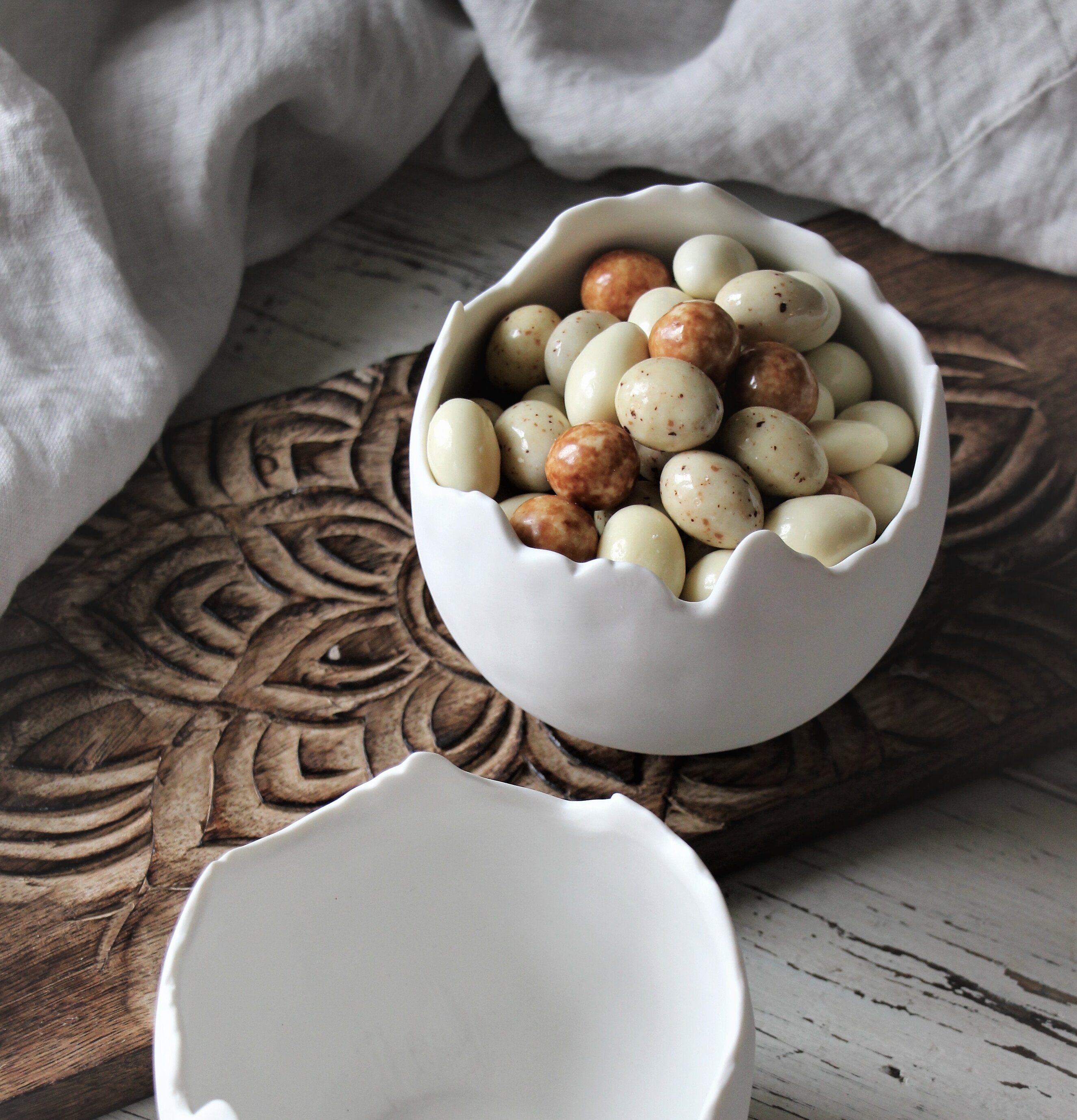 Skål Äggskal Stor från Majas Cottage, fylld och tom