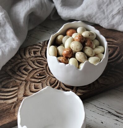 Skål Äggskal Stor från Majas Cottage, fylld och tom