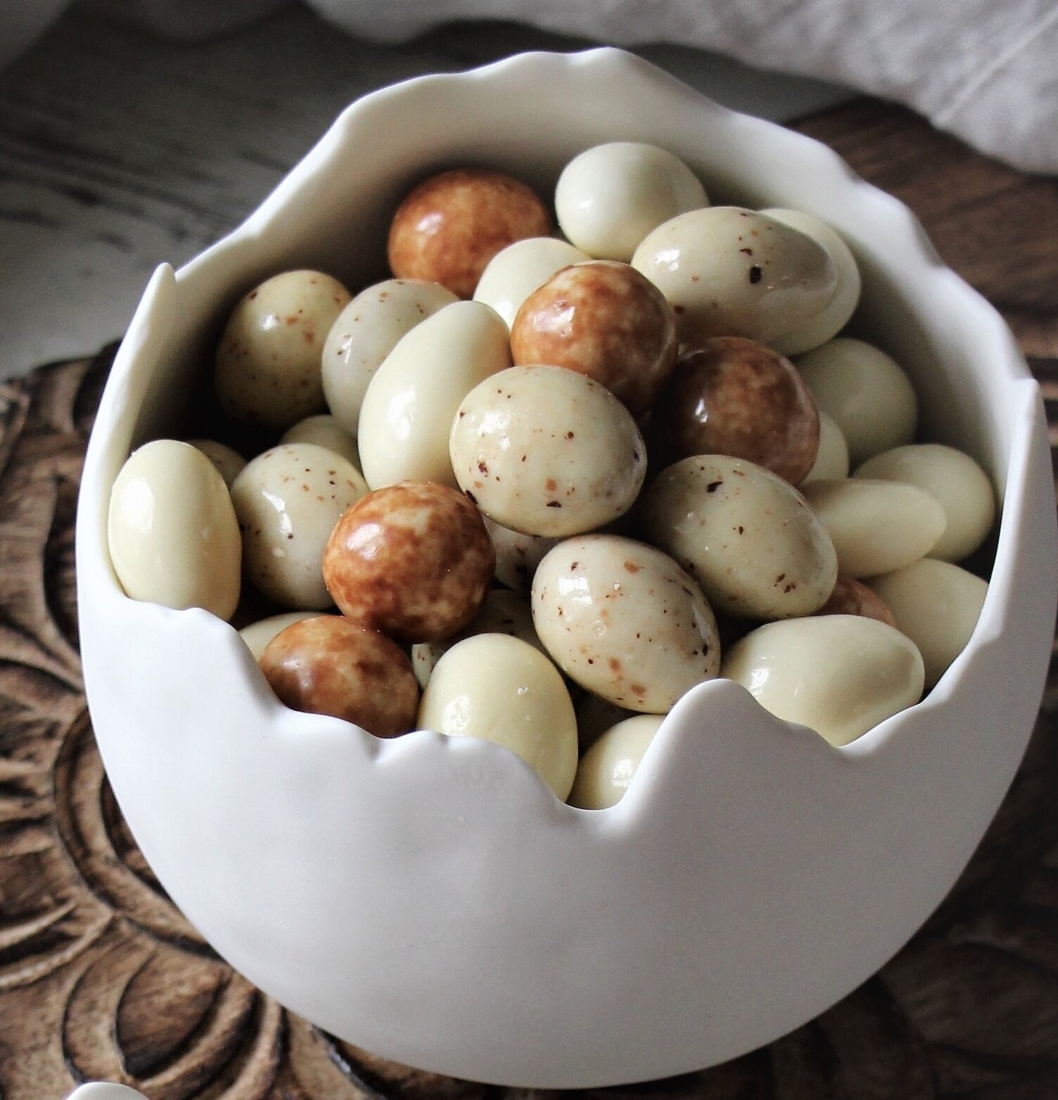 Skål Äggskal Mellan från Majas Cottage fylld med chokladägg