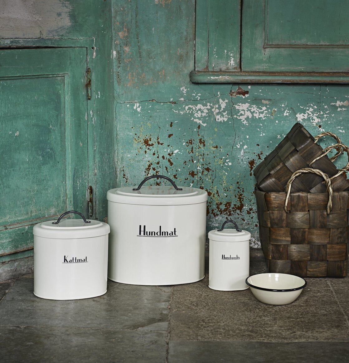 Plåtburk Ralf Kattmat från Strömshaga i rustik miljö