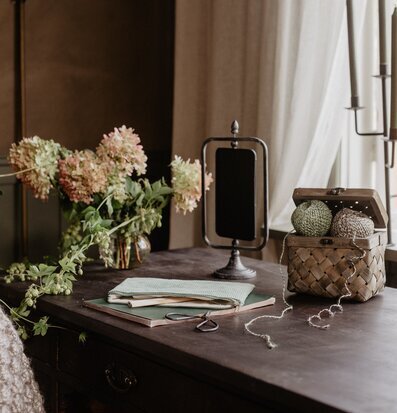 Roterbar Griffeltavla på Fot Antik Grå från Strömshaga