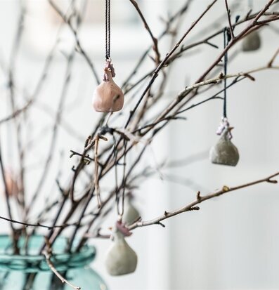 Hängande Höna Mix från Nääsgränsgården på nakna grenar