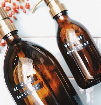 Handsprit BE WISE SANITIZE 1000 ml från BOXinBAG i glasflaska