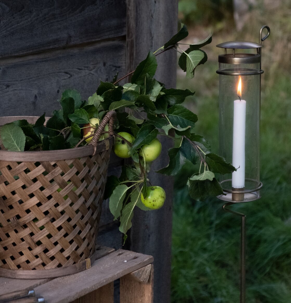 Ljuslykta Sonja Pinne Antik Mässing från Strömshaga utomhus