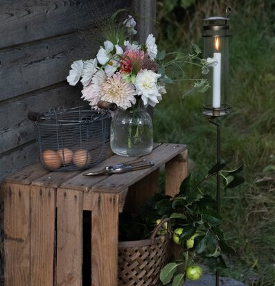 Ljuslykta Sonja Pinne Antik Mässing från Strömshaga i trädgård