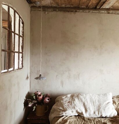 Taklampa Gustav Ljusgrå från Strömshaga i rustik miljö