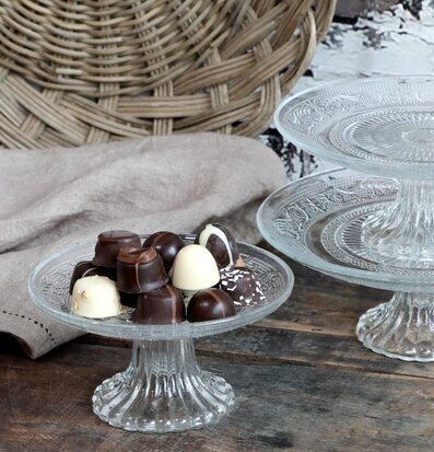 Kakfat Glas Med Mönster från Chic Antique på rustikt bord