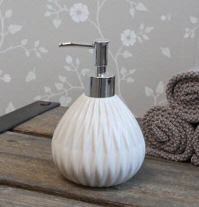 Tvålpump Diamant Vit från Chic Antique på träyta med handdukar