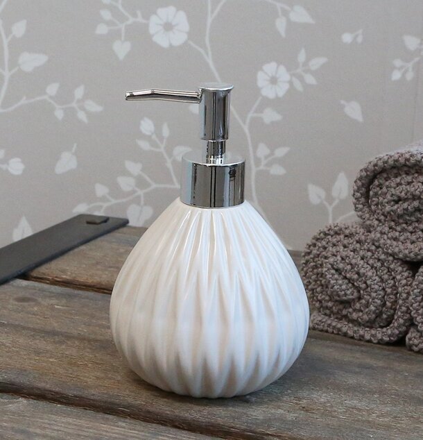 Tvålpump Diamant Vit från Chic Antique på träyta med handdukar