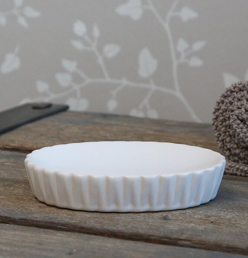 Tvålkopp Vit från Chic Antique på rustik träyta med handduk