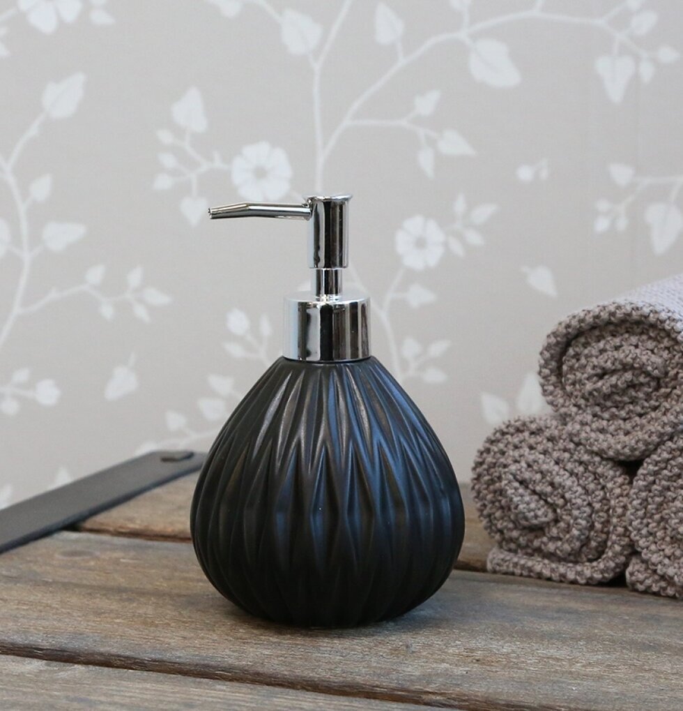 Tvålpump Diamant Svart från Chic Antique på rustik träyta