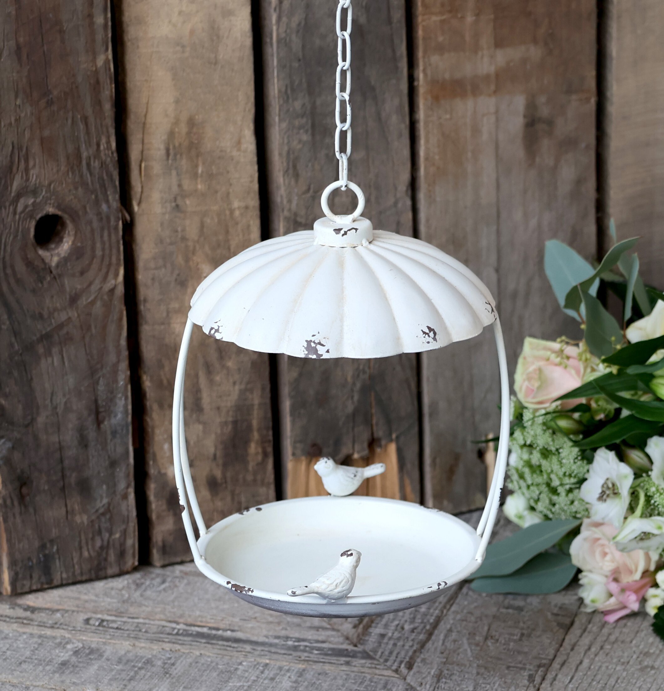 Fågelmatare Med Upphäng från Chic Antique i rustik miljö