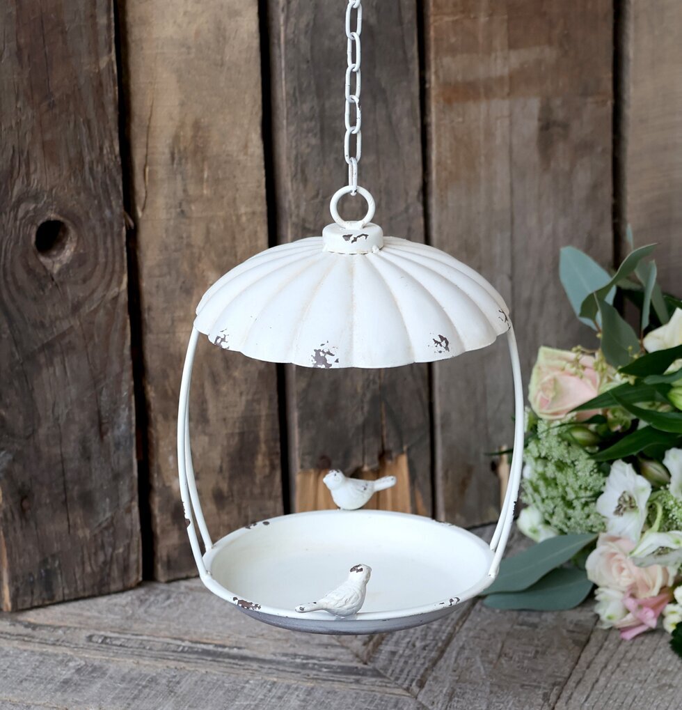 Fågelmatare Med Upphäng från Chic Antique i rustik miljö