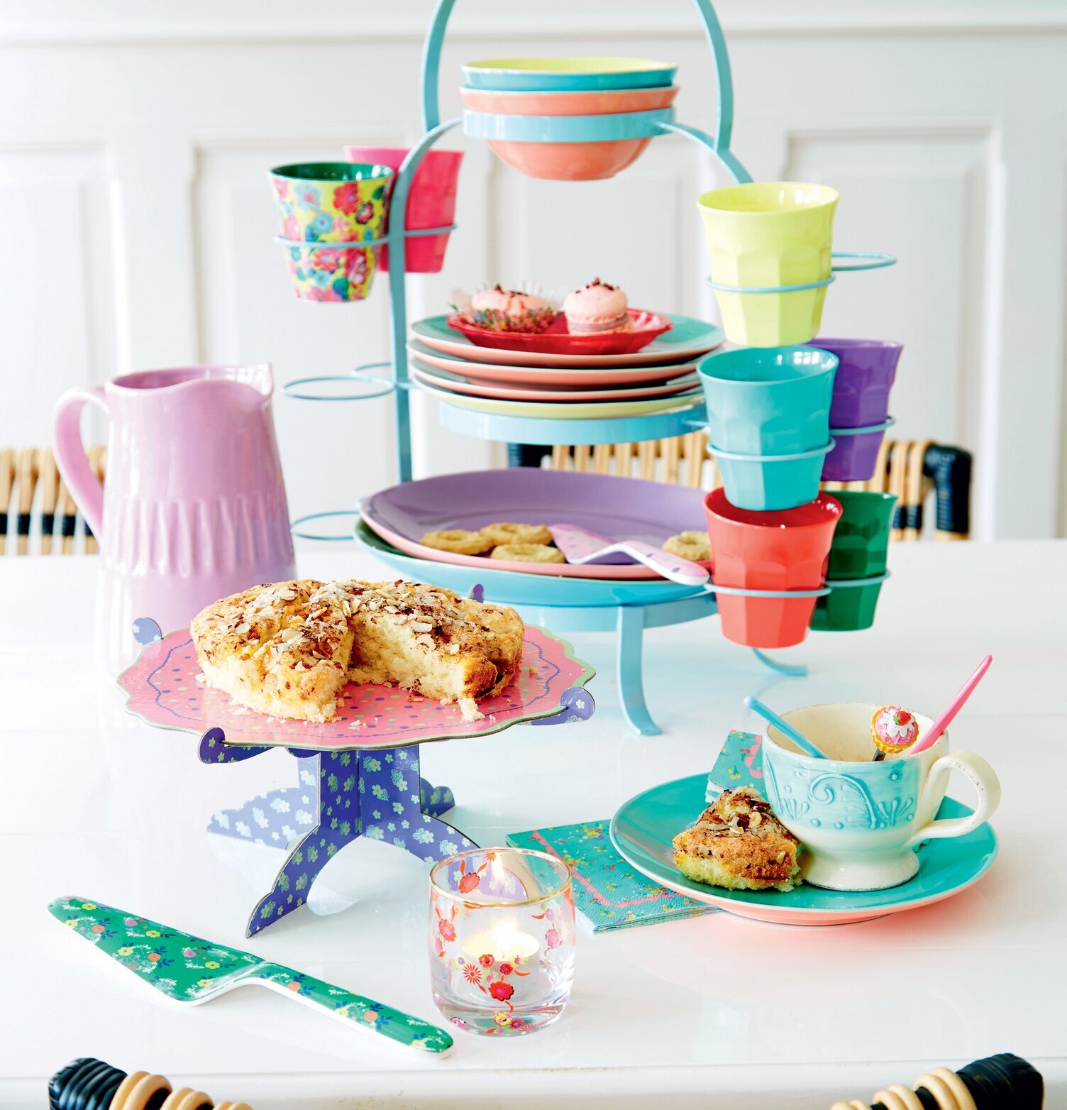 Tallrik & muggställning från Rice med färgglada köksredskap