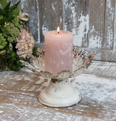 Ljusstake Med Bladdekor från Chic Antique på träbord