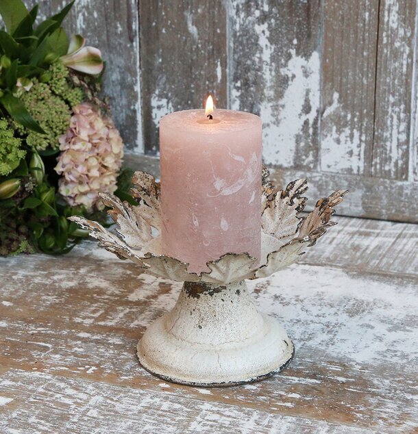 Ljusstake Med Bladdekor från Chic Antique på träbord