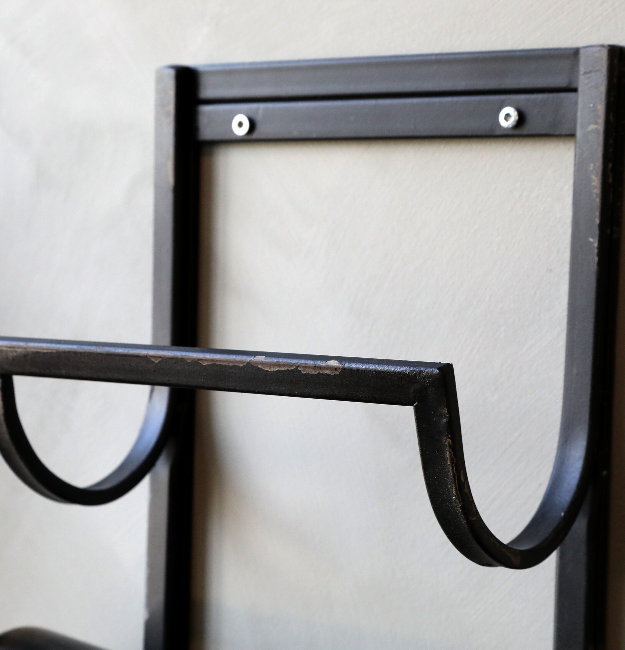 Vinställ Antiksvart Vägg från Chic Antique på ljus vägg