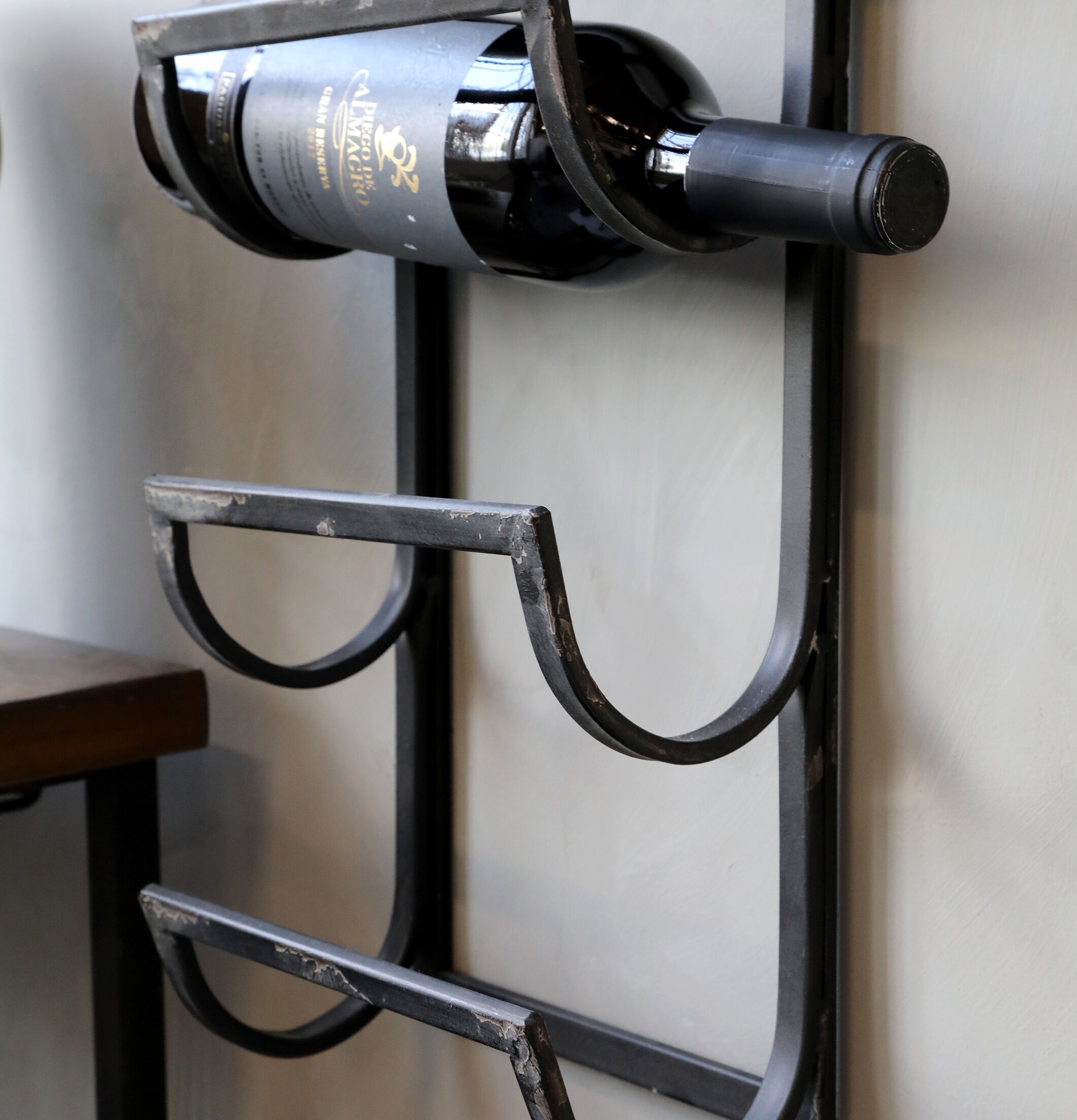 Vinställ Antiksvart Vägg från Chic Antique på ljus vägg