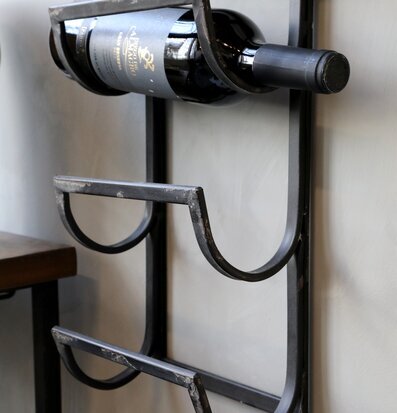 Vinställ Antiksvart Vägg från Chic Antique på ljus vägg