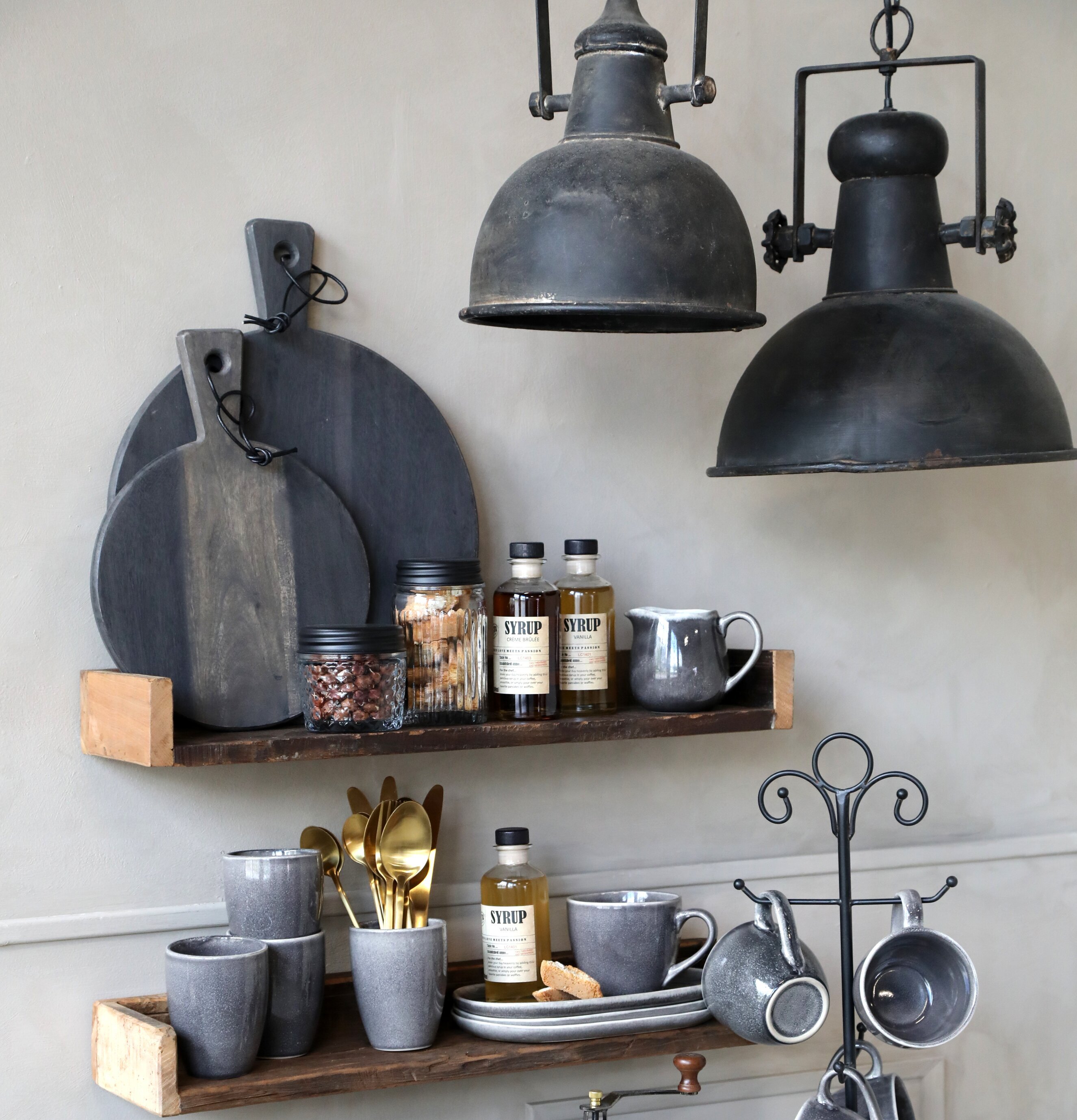 Taklampa Factory Antiksvart från Chic Antique i köksmiljö