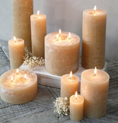 Blockljus Rustik Honung från Chic Antique på trägolv med blommor