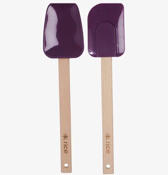 Slev Silikon från Rice: två mörklila slevar med trähandtag