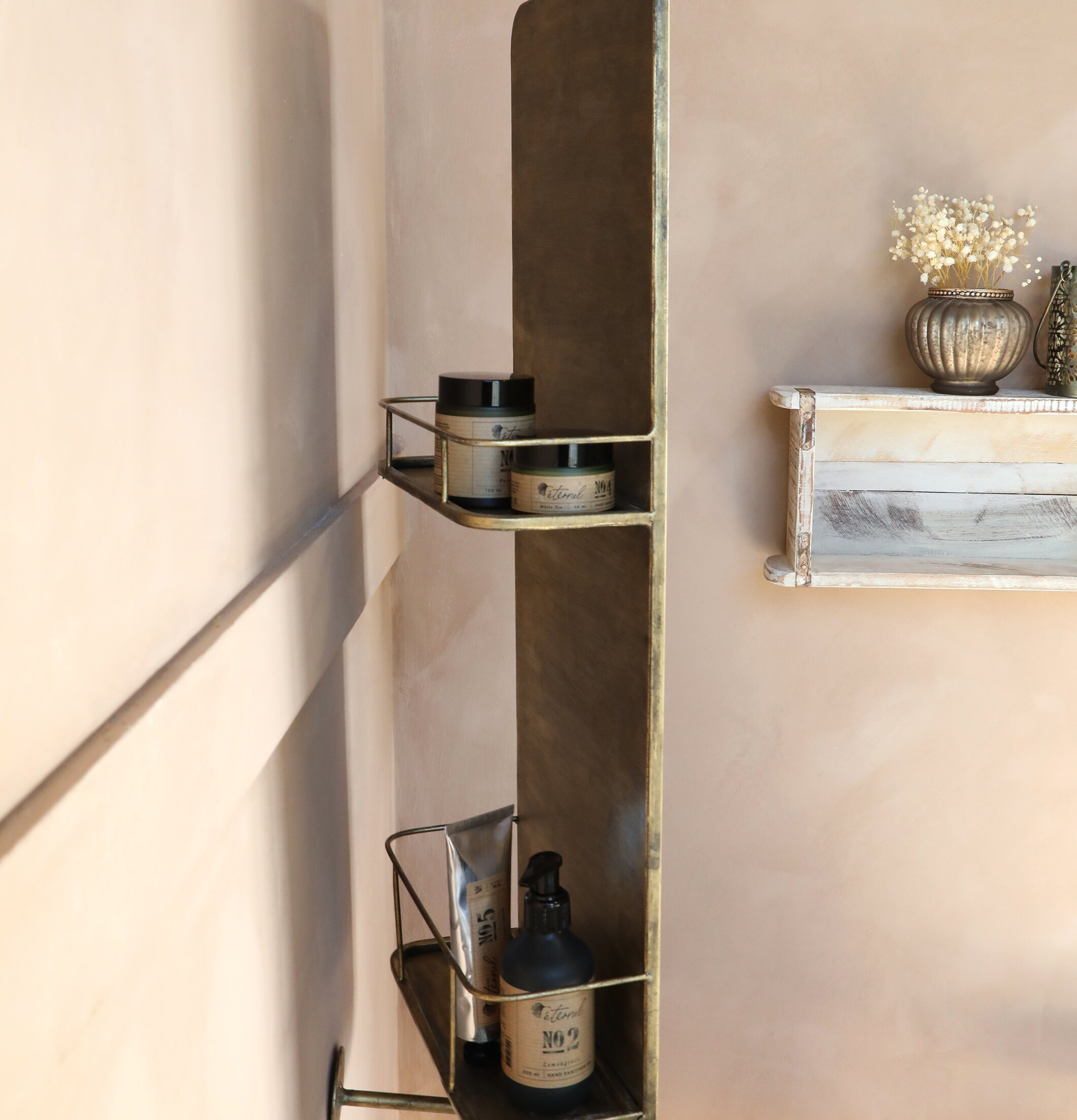 Spegel Vägg Inkl Hyllor från Chic Antique i antik guld-finish