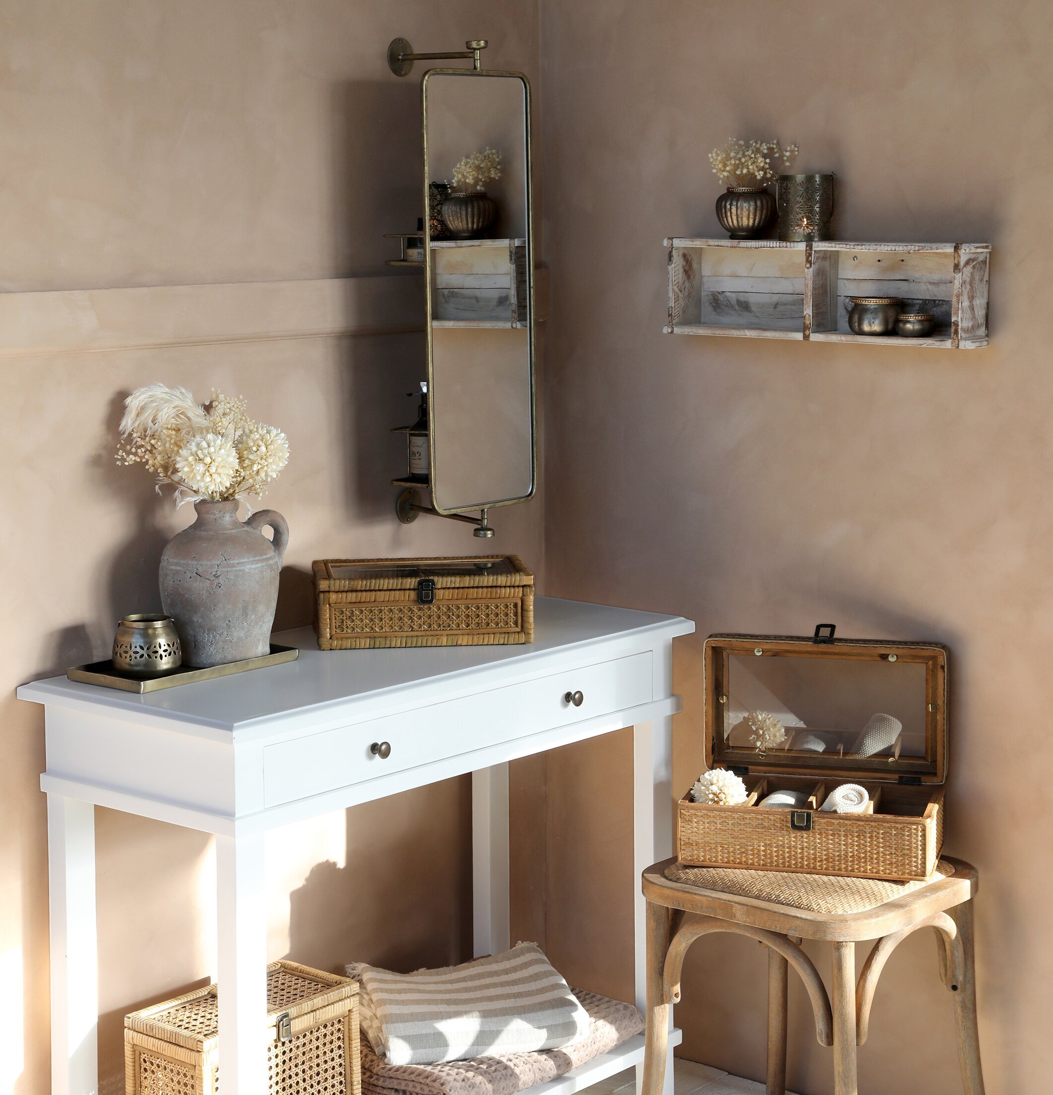 Spegel Vägg Inkl Hyllor från Chic Antique i harmonisk hörna