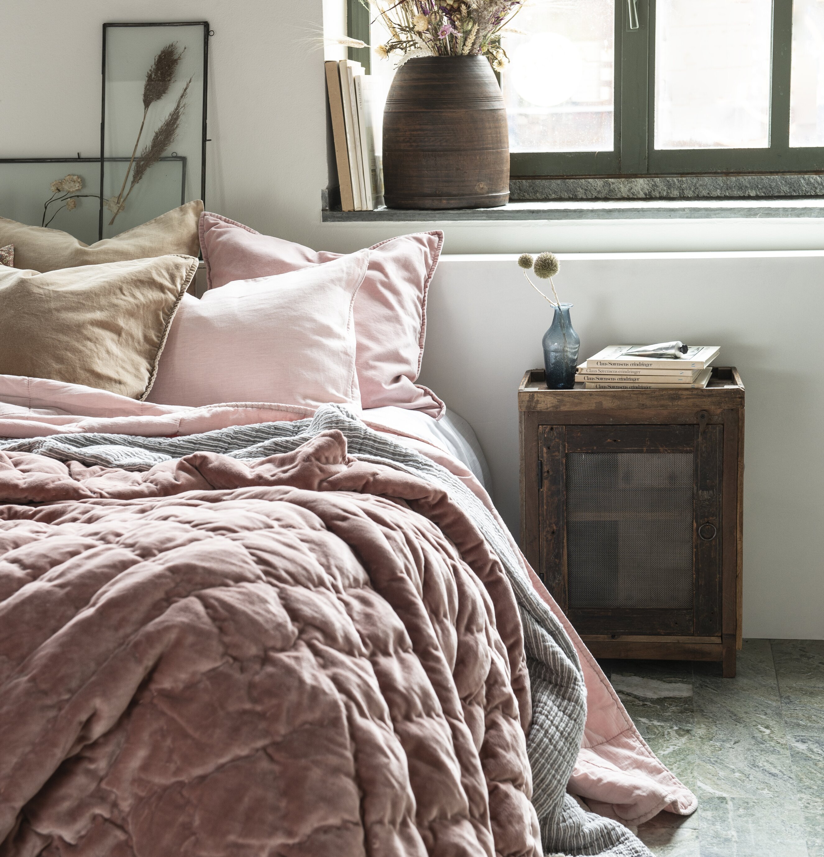 Sängbord Unika från IB Laursen i rustik och naturlig stil