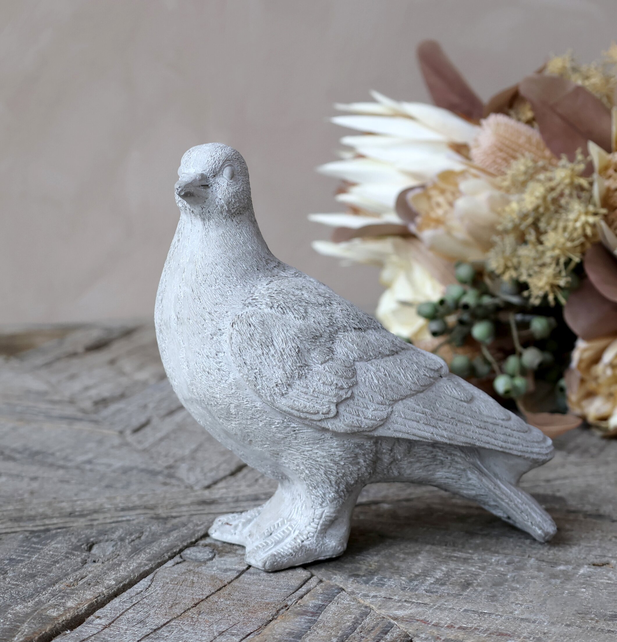 Fredsduva Fransk Grå från Chic Antique på rustikt trägolv